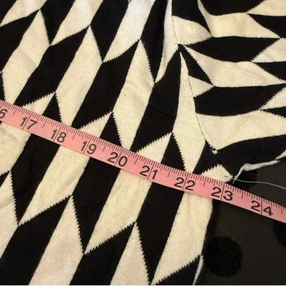 Charie Collette Black White Geometric Sweater NWT - Picture 5 of 6